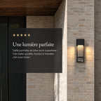 Applique extérieure noire allumée sur une façade en briques claires, à côté d’un avis client cinq étoiles : « Une lumière parfaite »