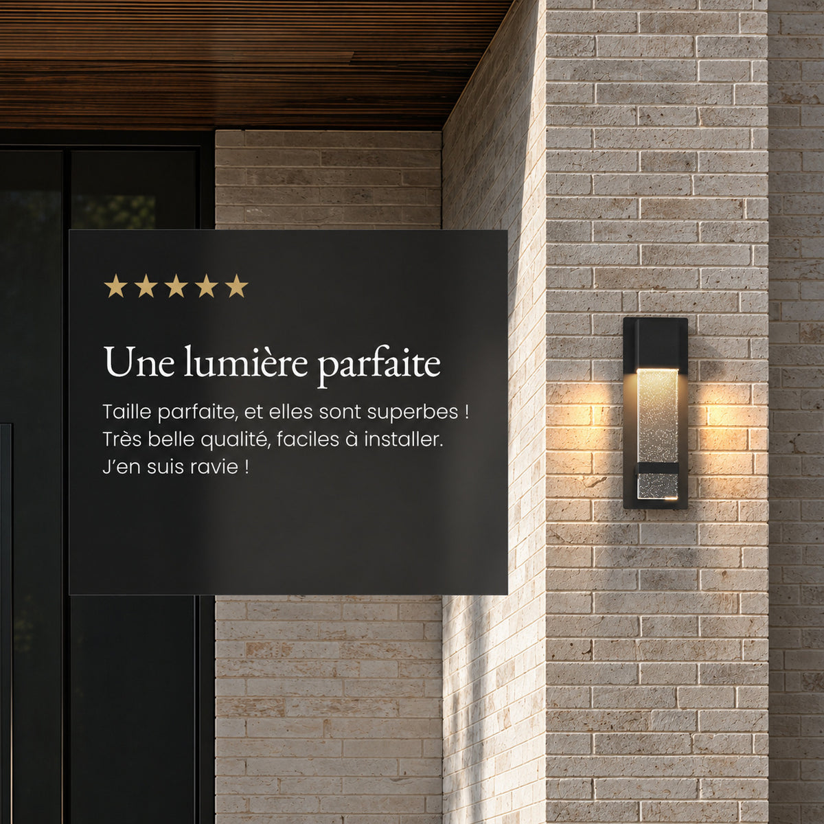 Applique extérieure noire allumée sur une façade en briques claires, à côté d’un avis client cinq étoiles : « Une lumière parfaite »