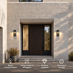 Deux appliques extérieures noires encadrant une porte d’entrée : basse consommation, design moderne et élégant, finitions soignées, robuste et durable