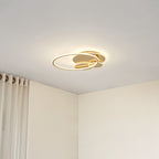 Plafonnier LED doré dans un intérieur lumineux