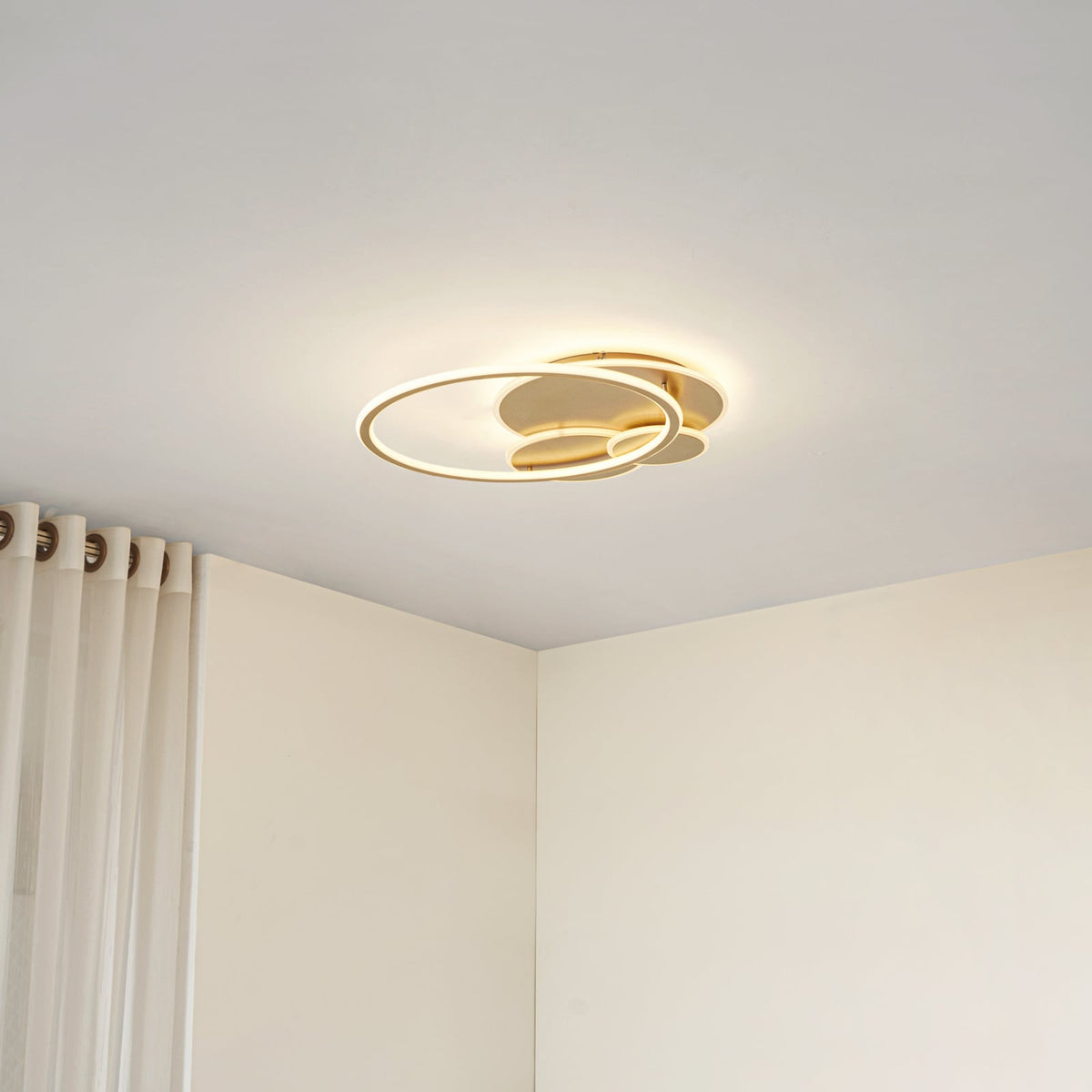 Plafonnier LED doré dans un intérieur lumineux