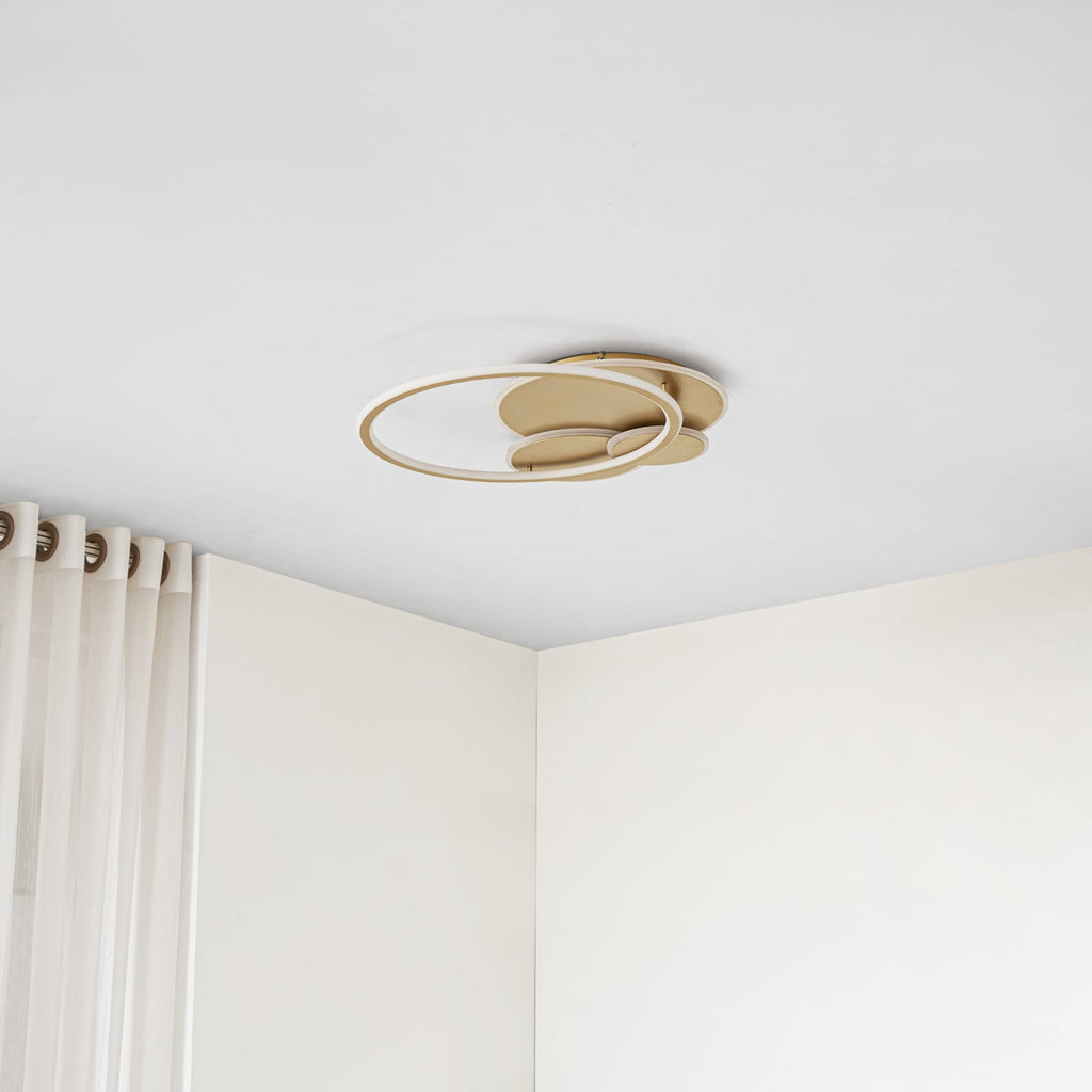 Plafonnier LED doré éteint en situation