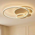 Plafonnier LED doré éclairant un salon