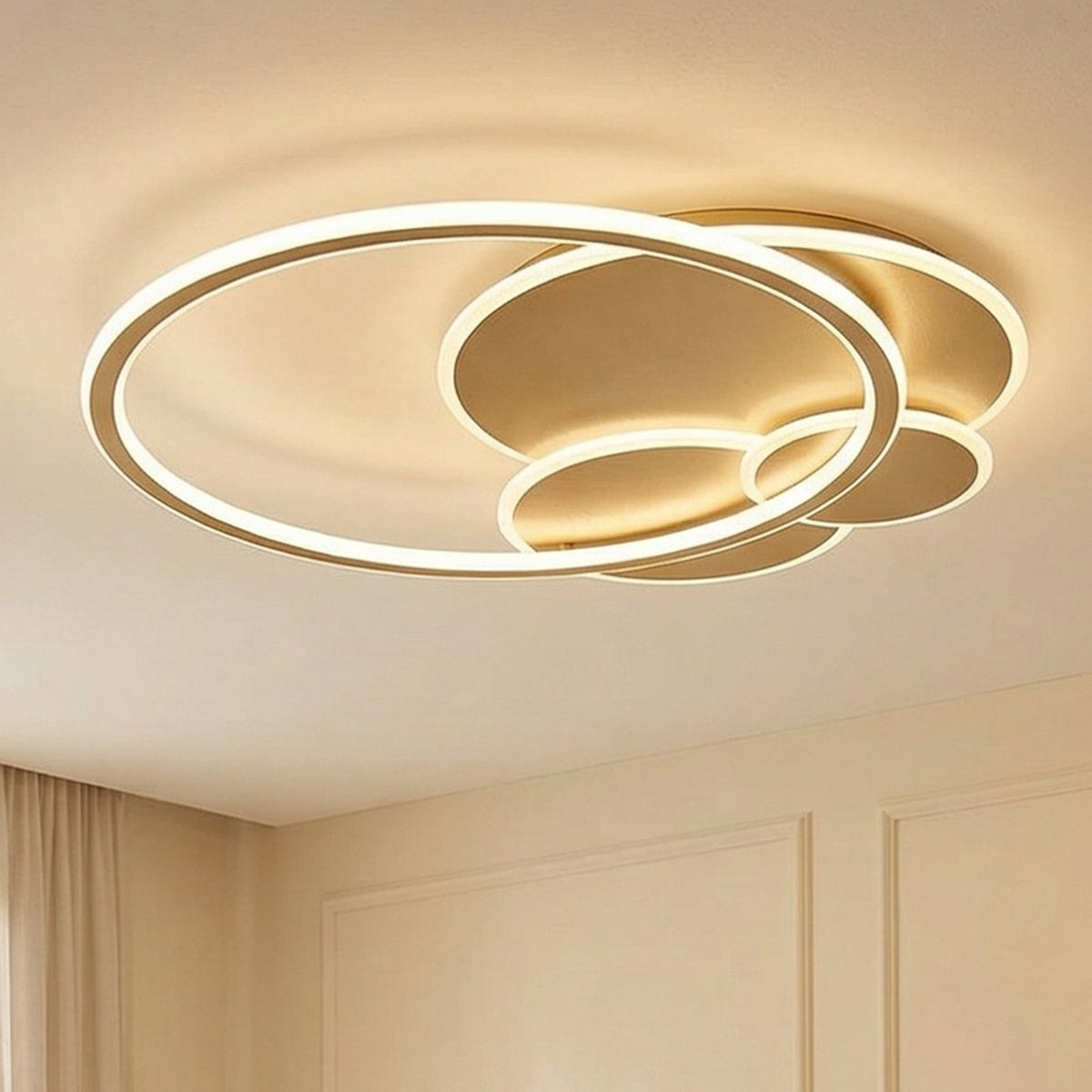 Plafonnier LED doré éclairant un salon