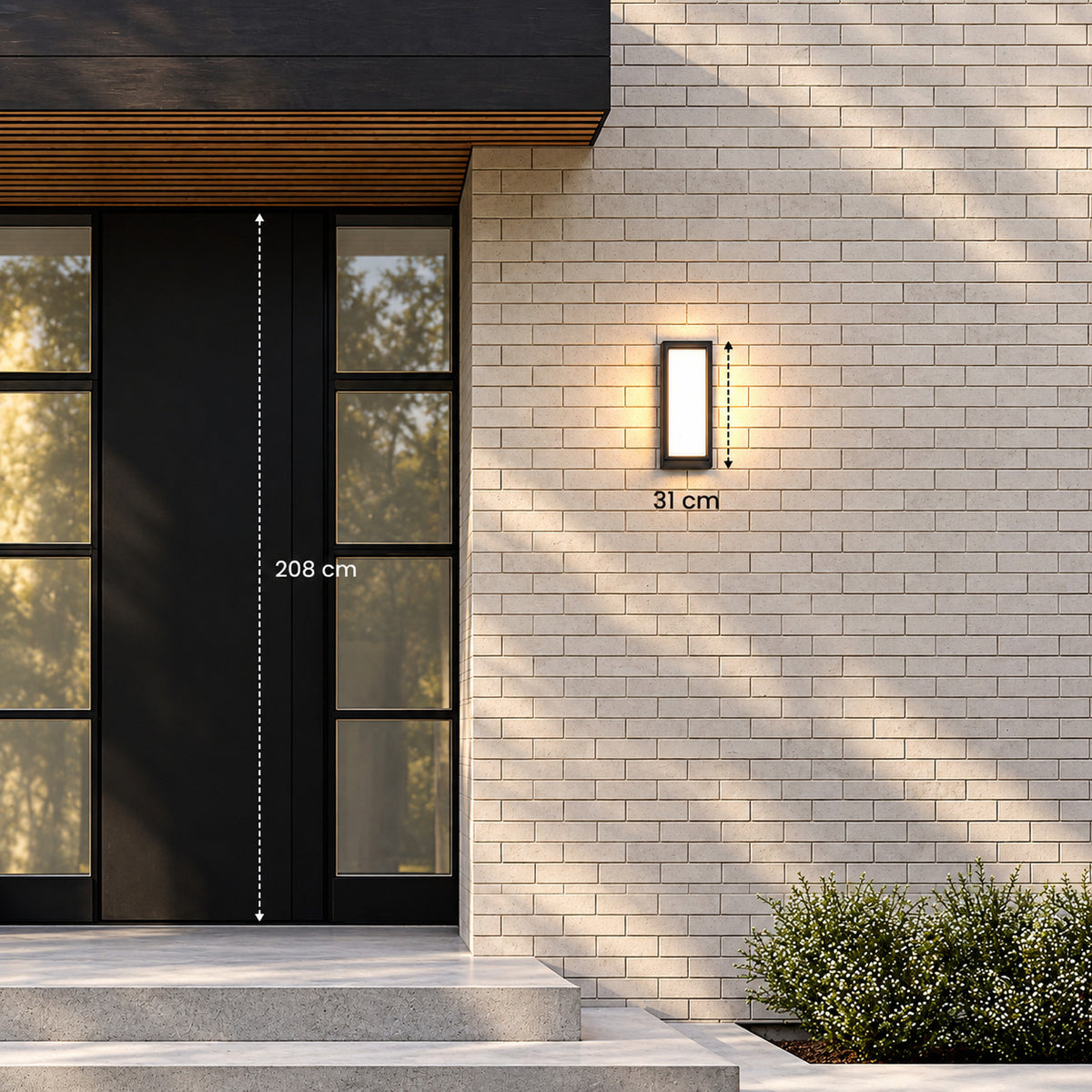 Guide des tailles : applique de 31 cm de haut à côté d’une porte d’entrée de 208 cm