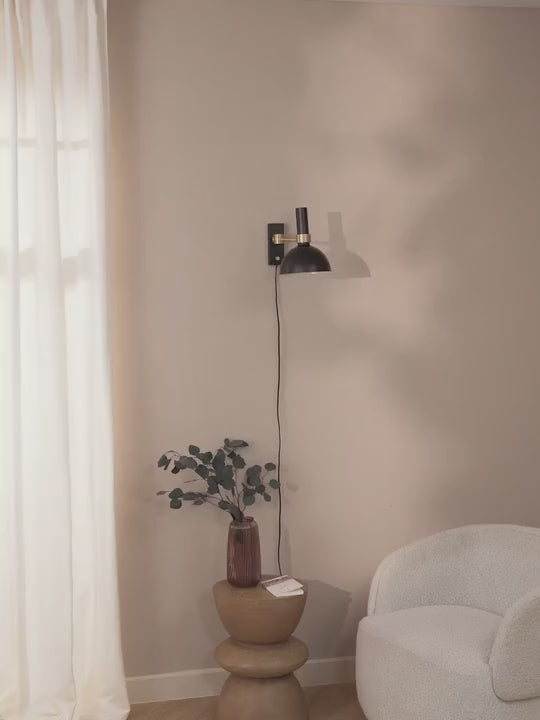 Grande applique murale intensité variable avec prise secteur Miro - vidéo
