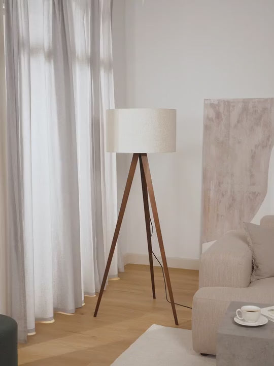 Lampadaire trépied scandi en bois massif Garth - vidéo