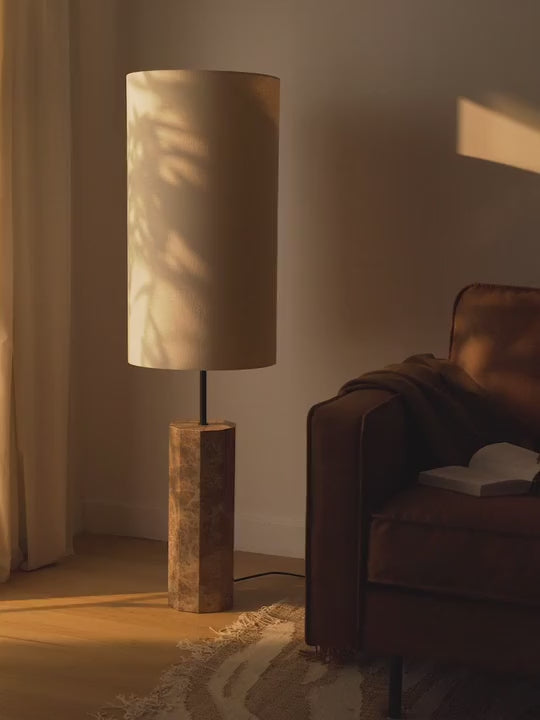 Lampadaire avec pied en marbre Neale - vidéo