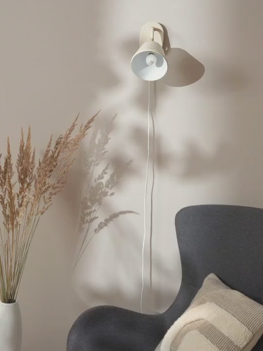 Applique murale orientable avec prise secteur Roni - vidéo