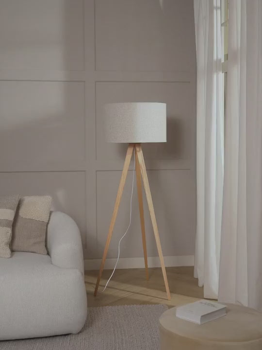 Lampadaire trépied scandi en bois massif Garth - vidéo