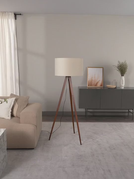 Lampadaire trépied scandi en bois massif Garth - vidéo