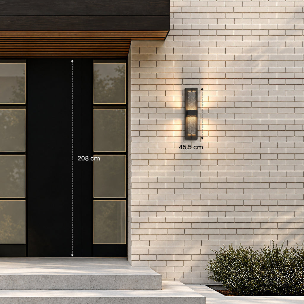 Applique de 45,5 cm de haut posée à côté d’une porte d’entrée de 208 cm, pour juger de la taille