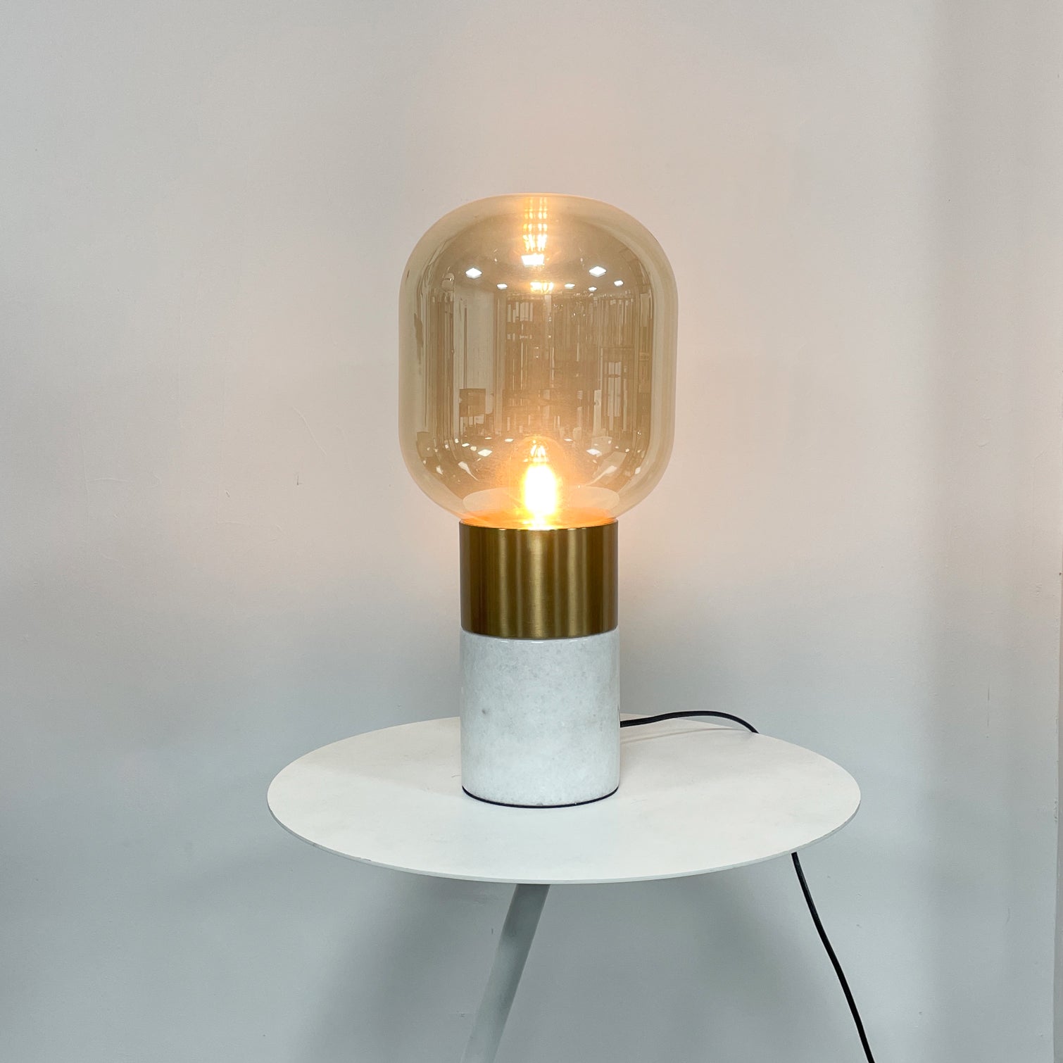 Lampe à poser moderne Hreinn en Noir marbre et fumé gris