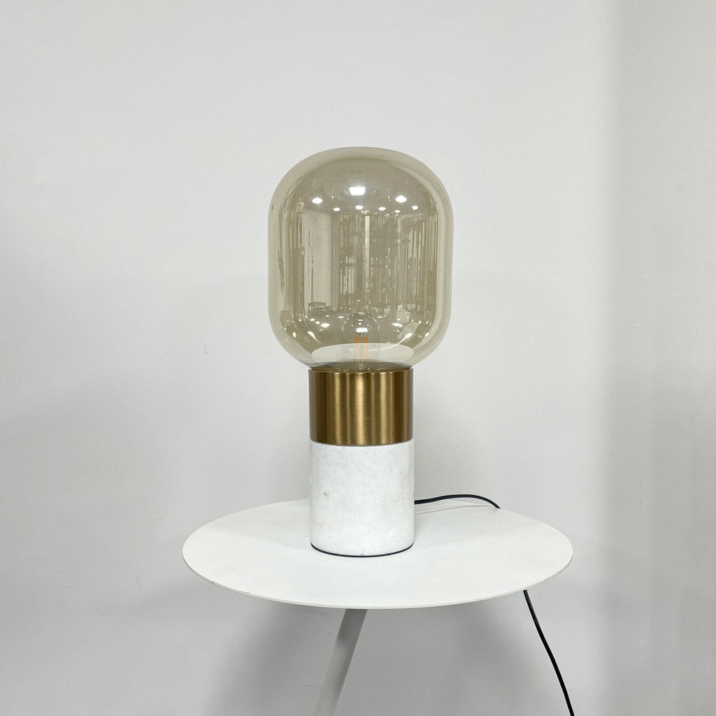Lampe à poser moderne Hreinn en Blanc marbre et Cognac