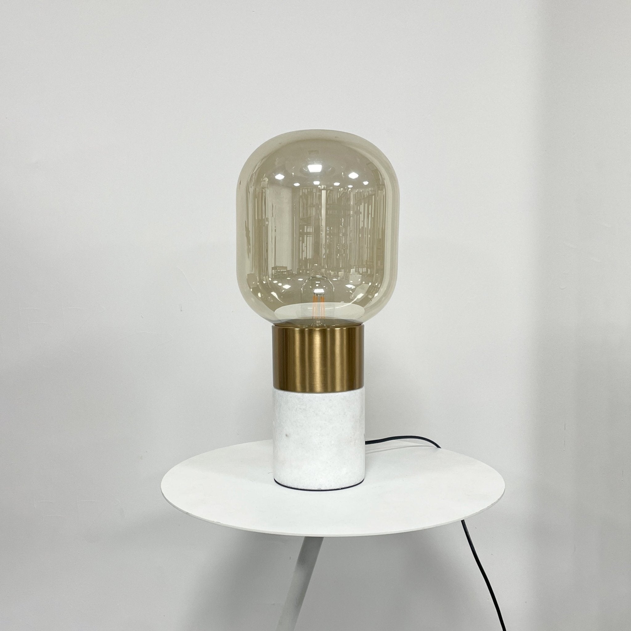 Lampe à poser moderne Hreinn en Blanc marbre et Cognac